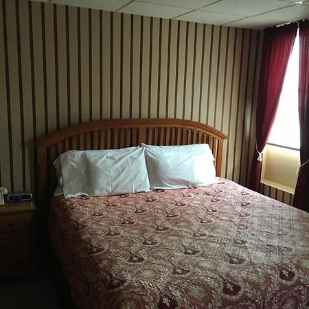 The Winter Inn Greenville Room photo