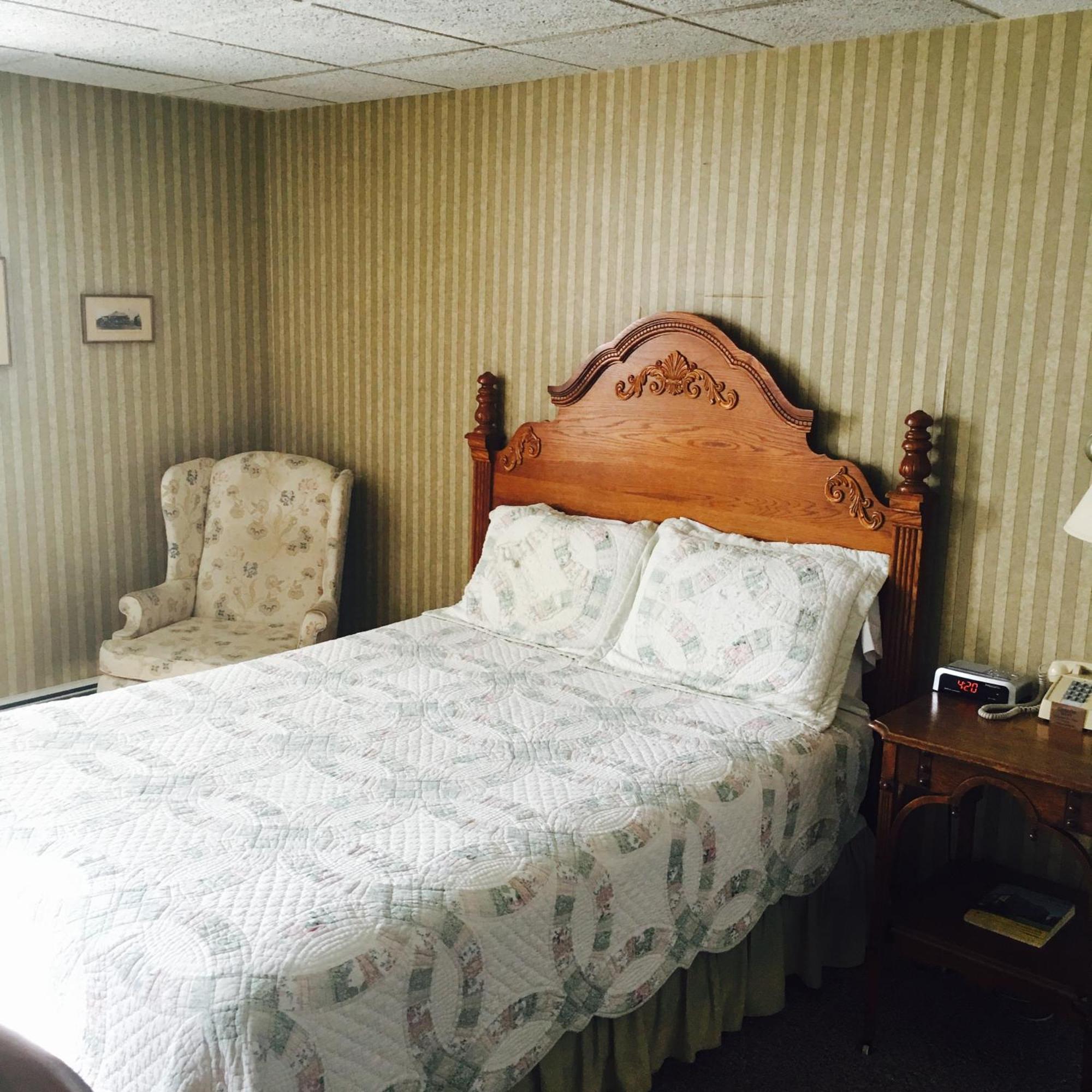 The Winter Inn Greenville Room photo