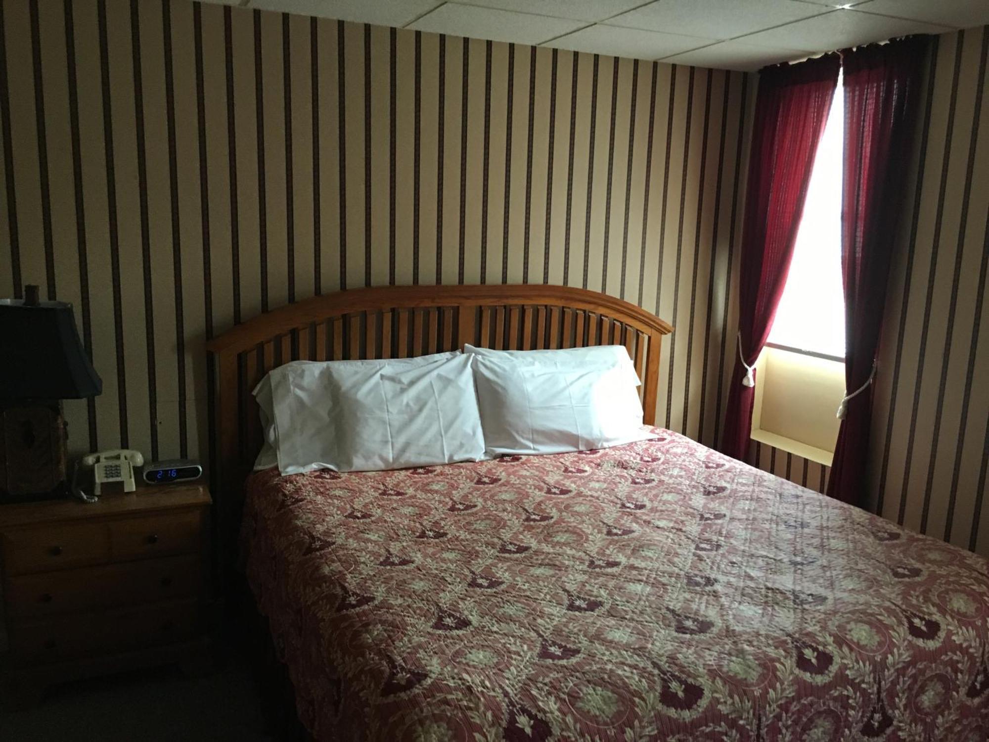 The Winter Inn Greenville Room photo