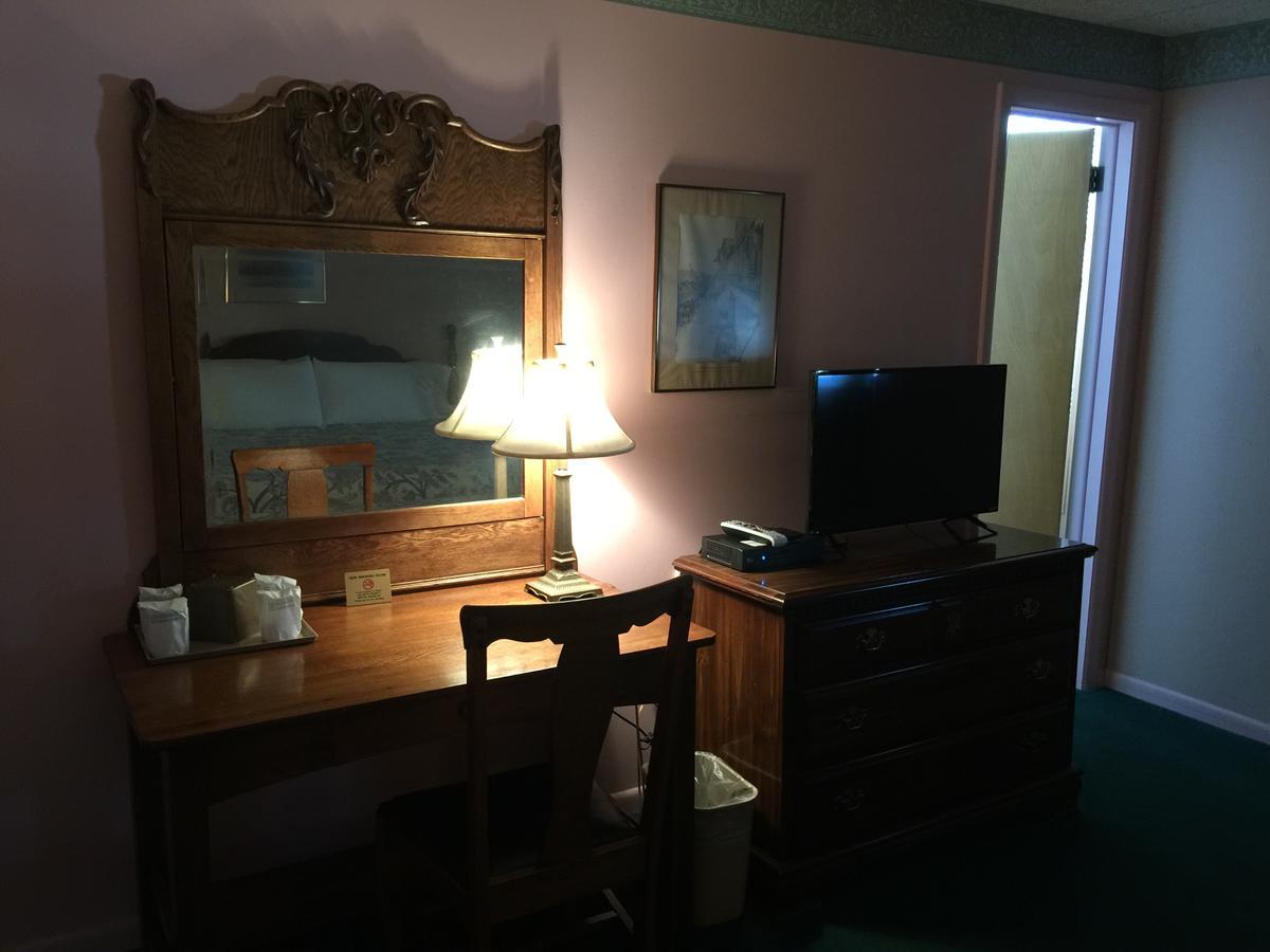 The Winter Inn Greenville Room photo